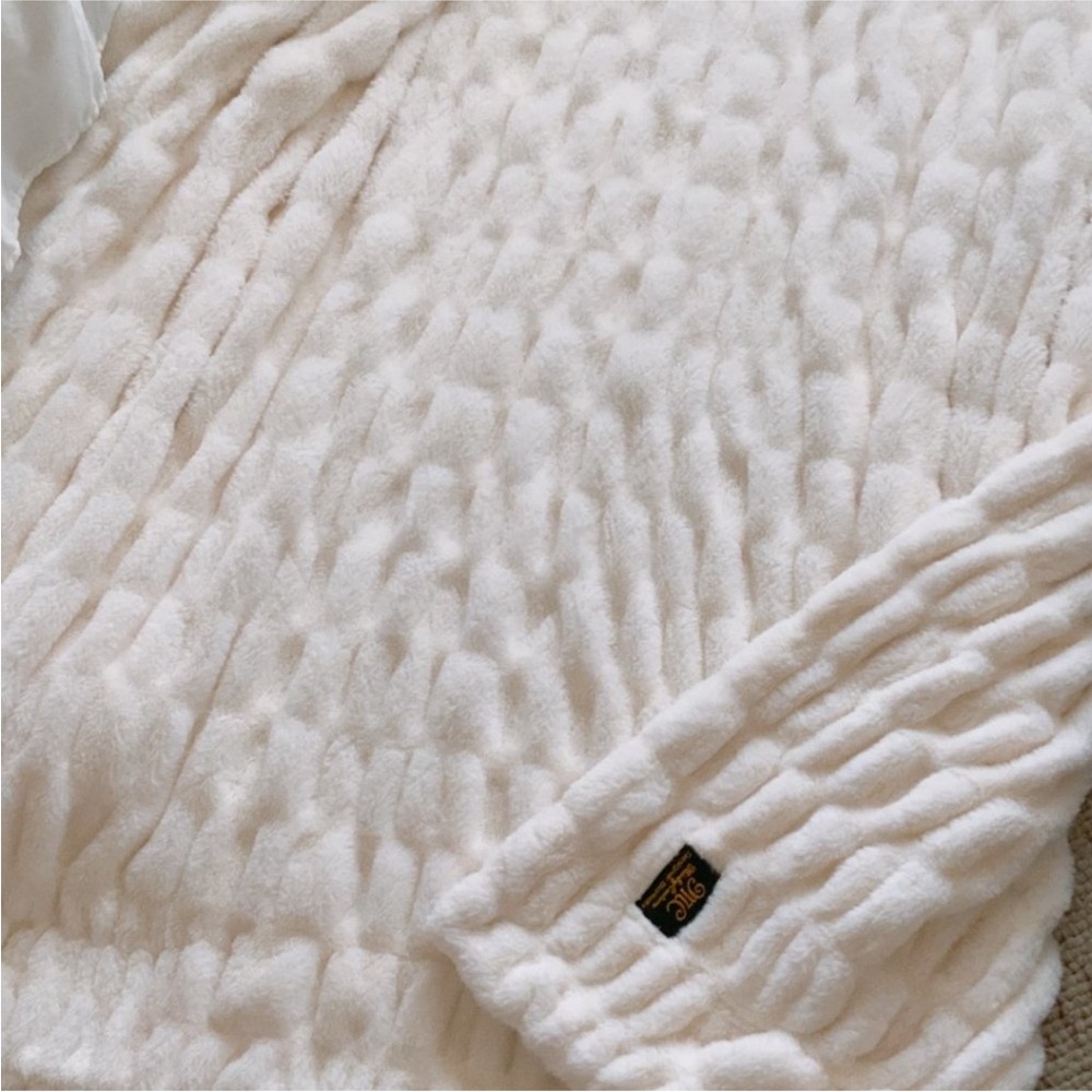 NWT Minky Couture Hugs, Cream, Grande Size, 60 inches x 84 inches - Picture 6 of 7